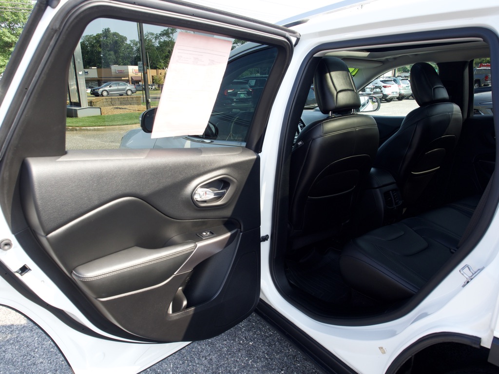 Used 2019 White Jeep Limited 4x4 image 17