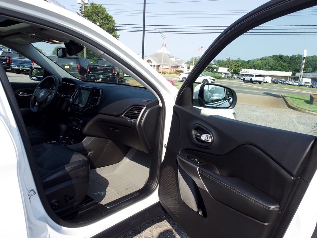 Used 2019 White Jeep Limited 4x4 image 30