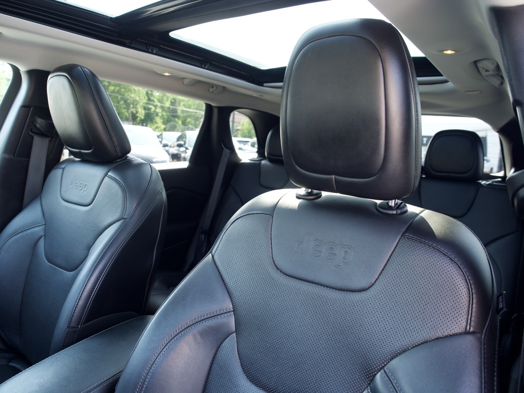 Used 2019 White Jeep Limited 4x4 image 15