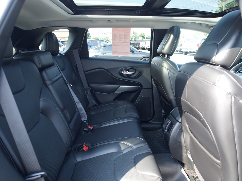 Used 2019 White Jeep Limited 4x4 image 27