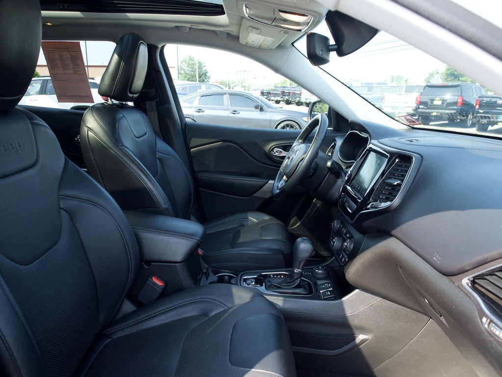 Used 2019 White Jeep Limited 4x4 image 31