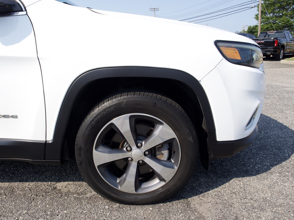 Used 2019 White Jeep Limited 4x4 image 11