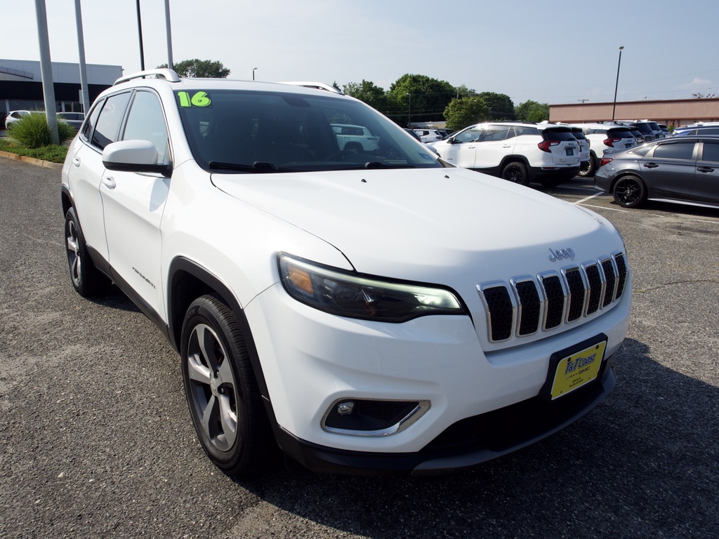 Used 2019 White Jeep Limited 4x4 image 3