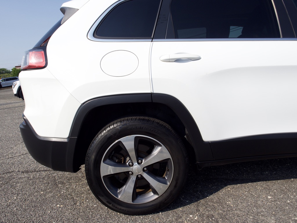 Used 2019 White Jeep Limited 4x4 image 12