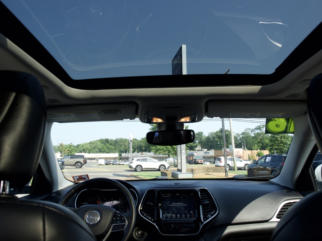 Used 2019 White Jeep Limited 4x4 image 25