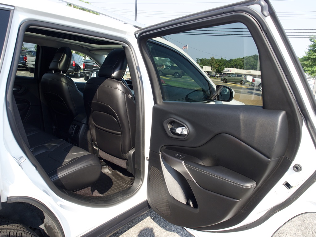 Used 2019 White Jeep Limited 4x4 image 26