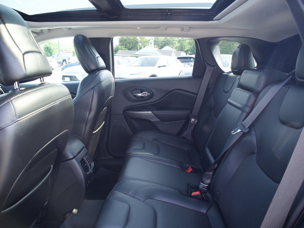 Used 2019 White Jeep Limited 4x4 image 18