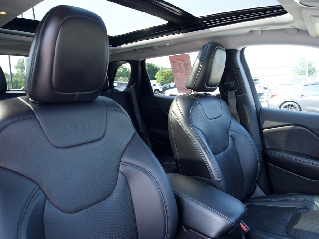 Used 2019 White Jeep Limited 4x4 image 32