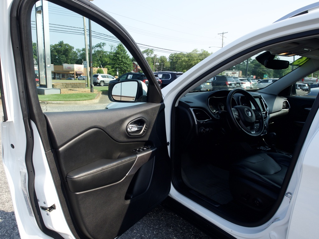 Used 2019 White Jeep Limited 4x4 image 13