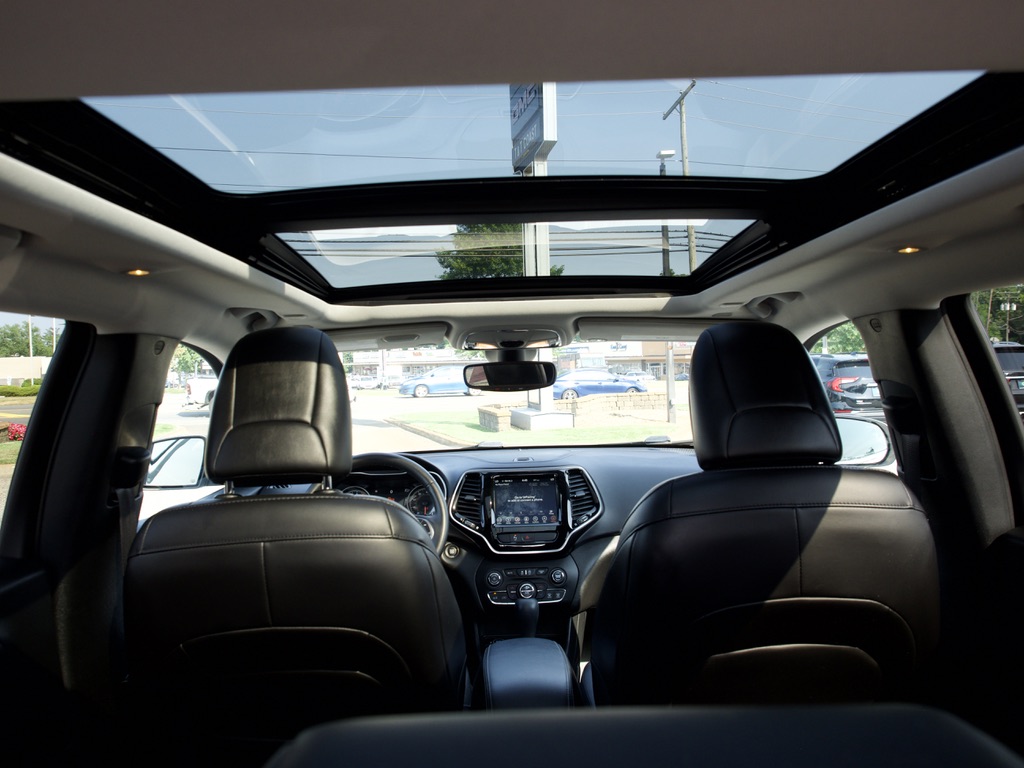 Used 2019 White Jeep Limited 4x4 image 34