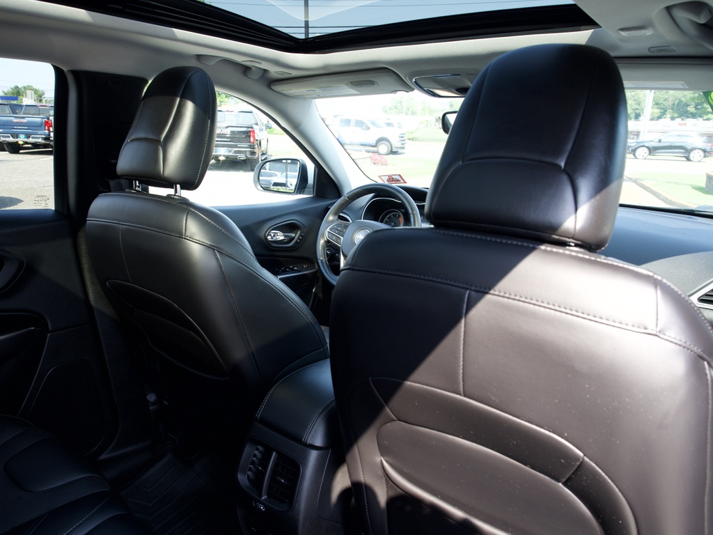 Used 2019 White Jeep Limited 4x4 image 29