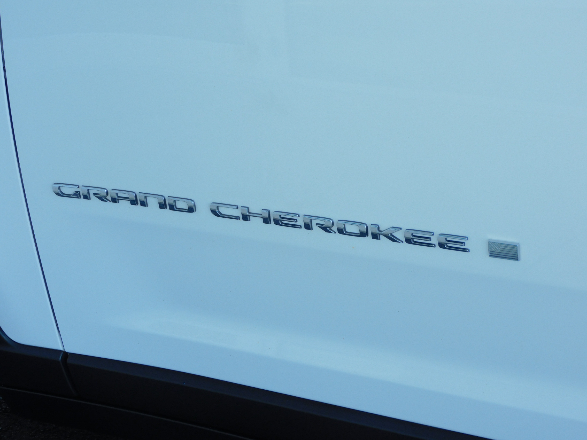 Used 2023 Bright White Clearcoat Jeep Laredo image 13