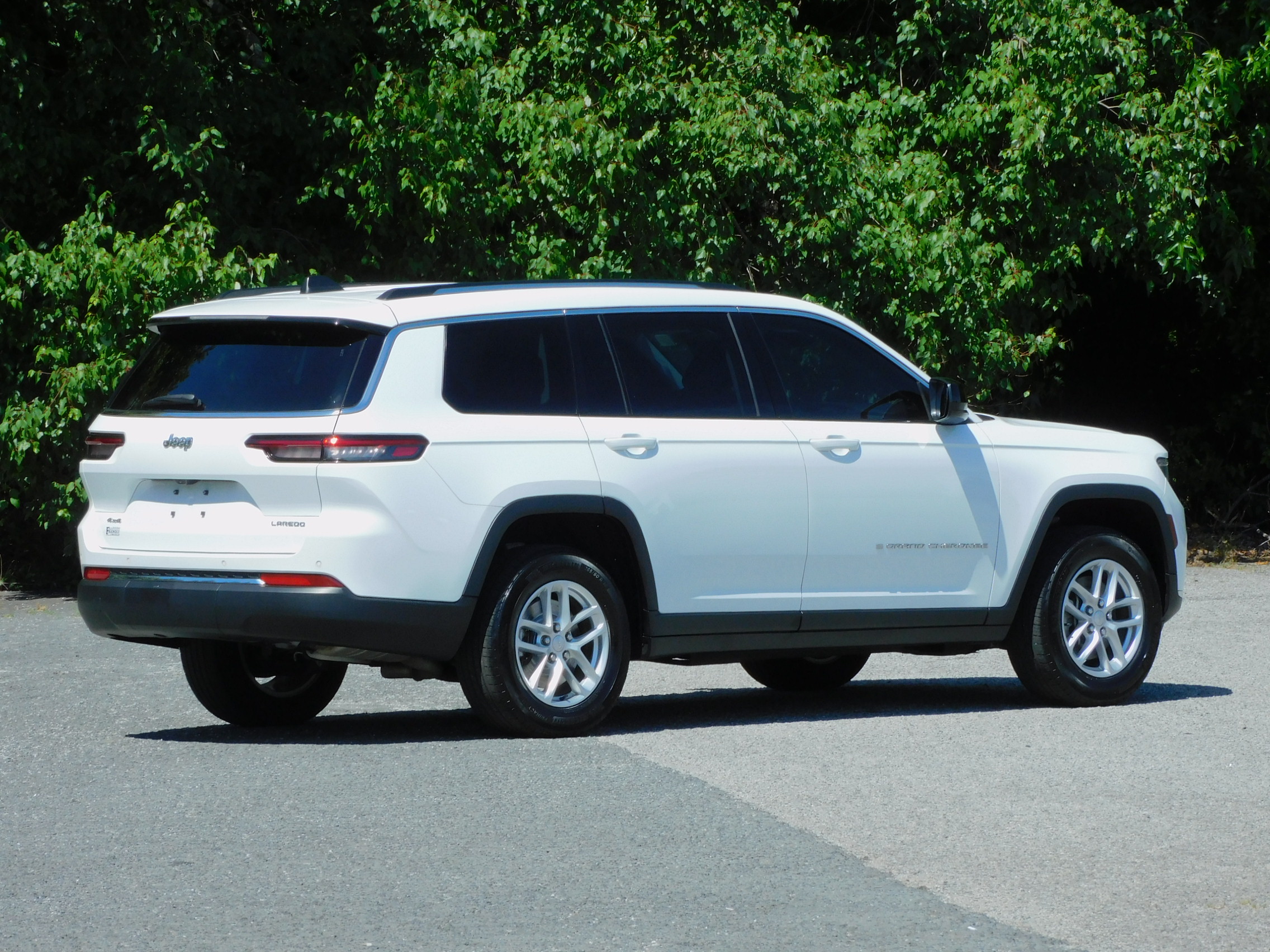 Used 2023 Bright White Clearcoat Jeep Laredo image 6