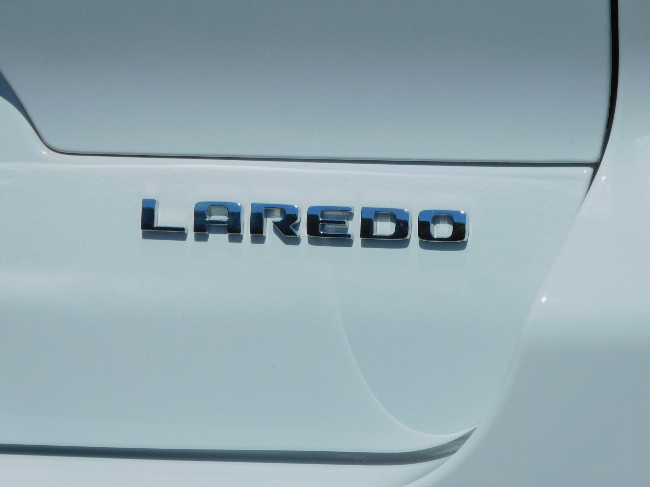 Used 2023 Bright White Clearcoat Jeep Laredo image 10