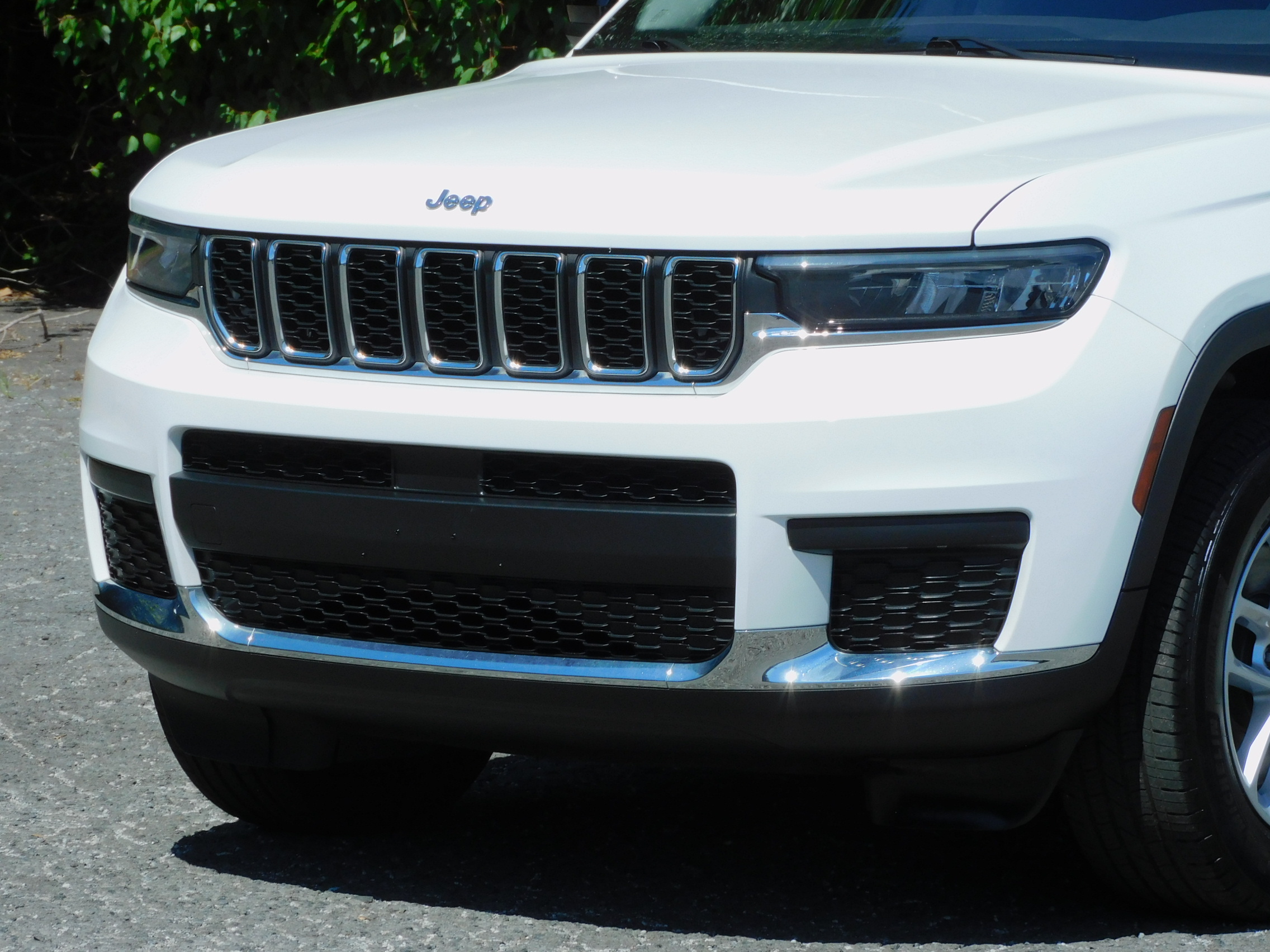 Used 2023 Bright White Clearcoat Jeep Laredo image 8
