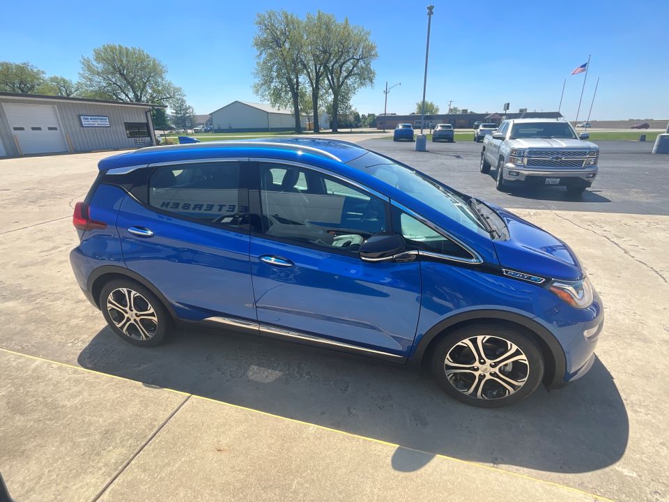 Used 2017 Chevrolet Bolt EV Premier with VIN 1G1FX6S01H4128881 for sale in Fairbury, IL