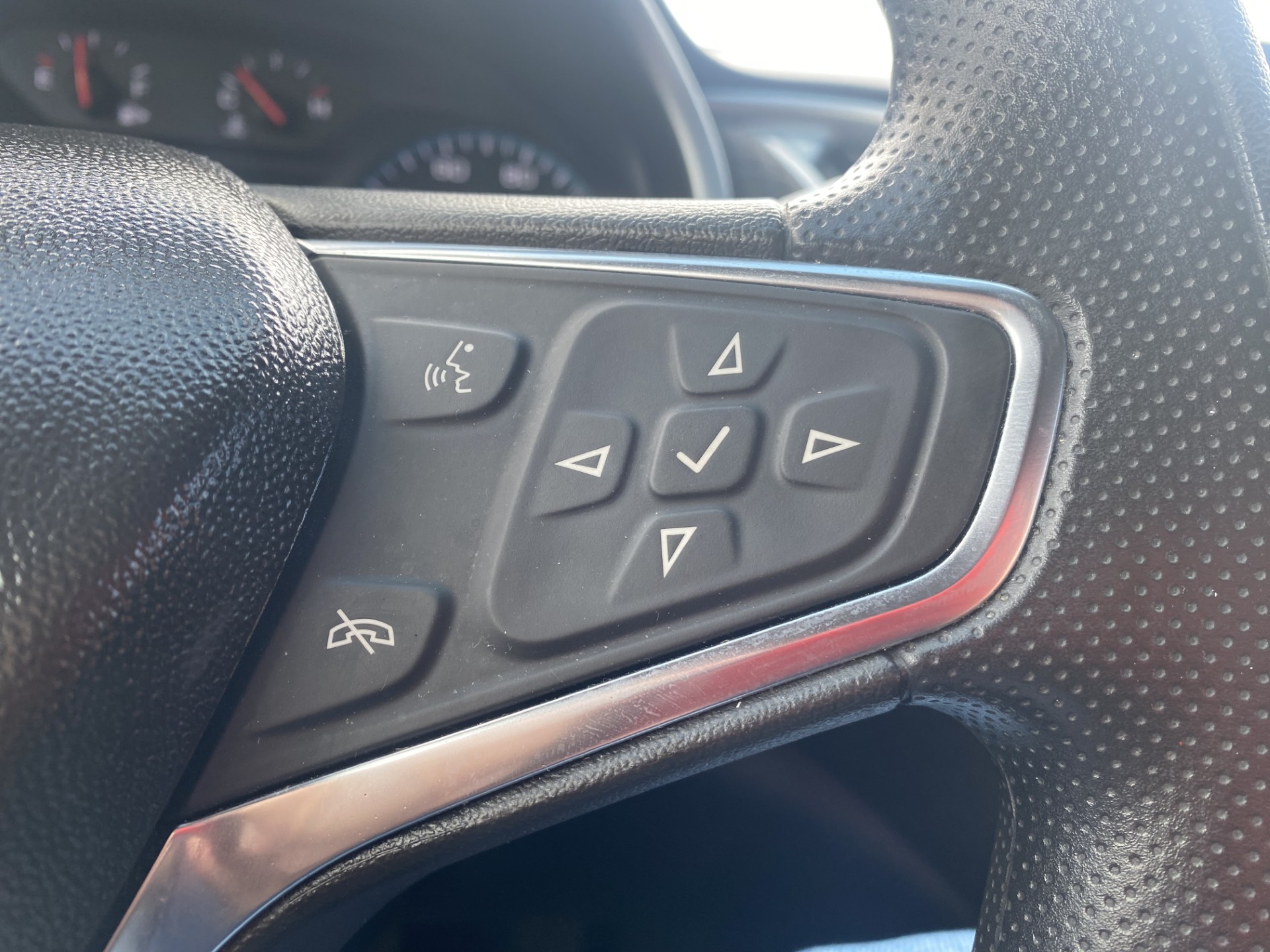 Used 2024 Summit White Chevrolet 1LT image 18