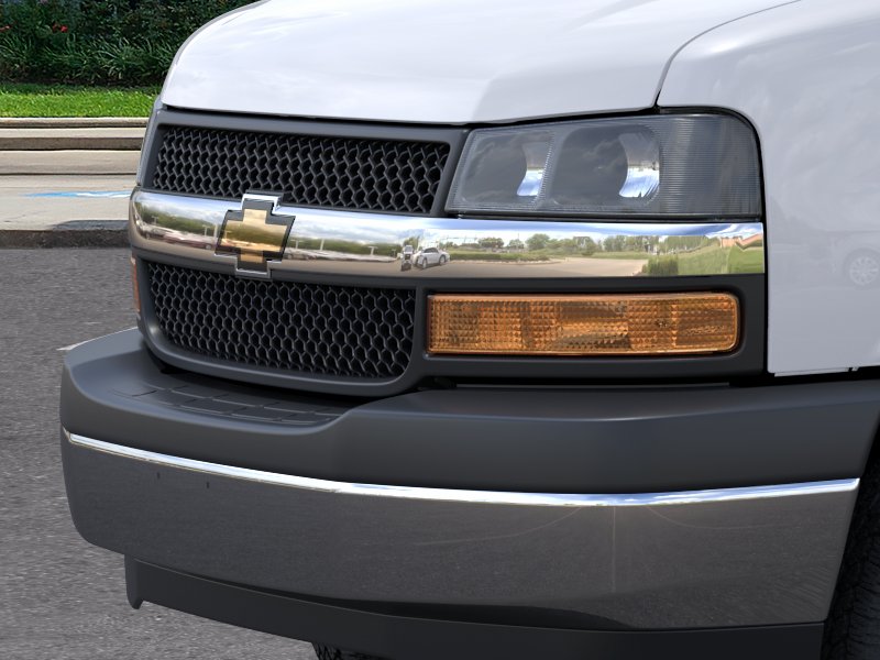New 2025 Summit White Chevrolet 1WT image 38