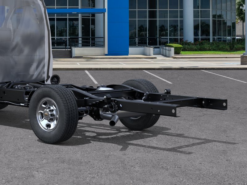 New 2025 Summit White Chevrolet 1WT image 36