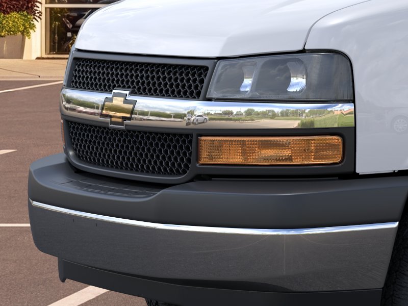 New 2025 Summit White Chevrolet 1WT image 36