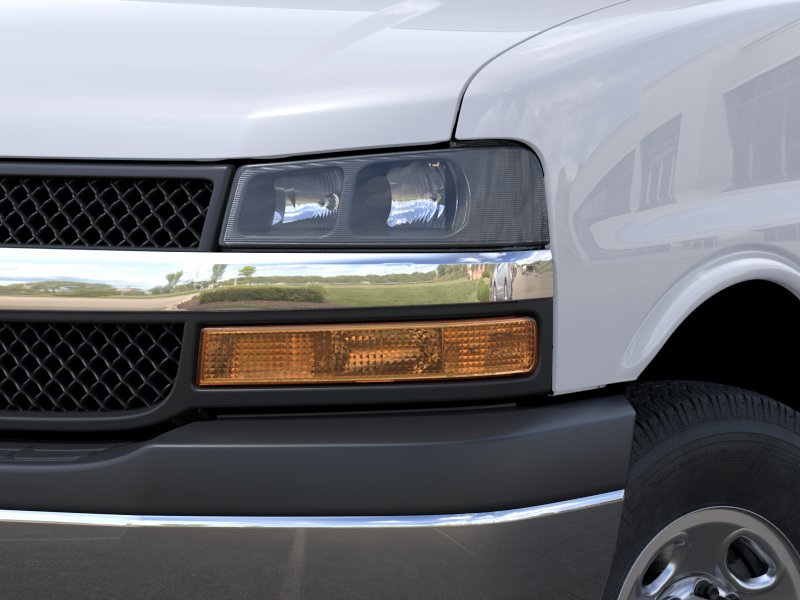 New 2025 Summit White Chevrolet 1WT image 35