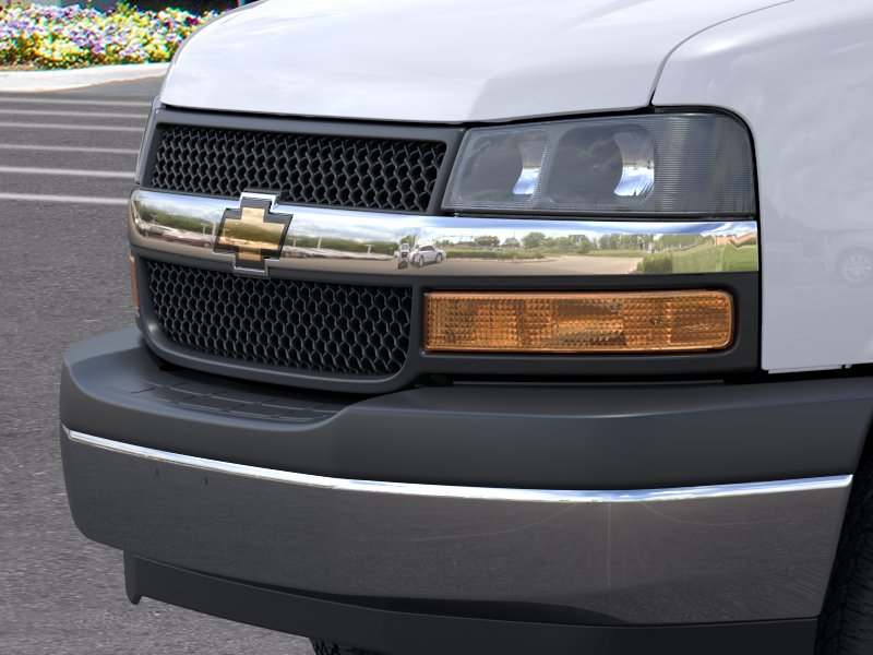 New 2025 Summit White Chevrolet 1WT image 38