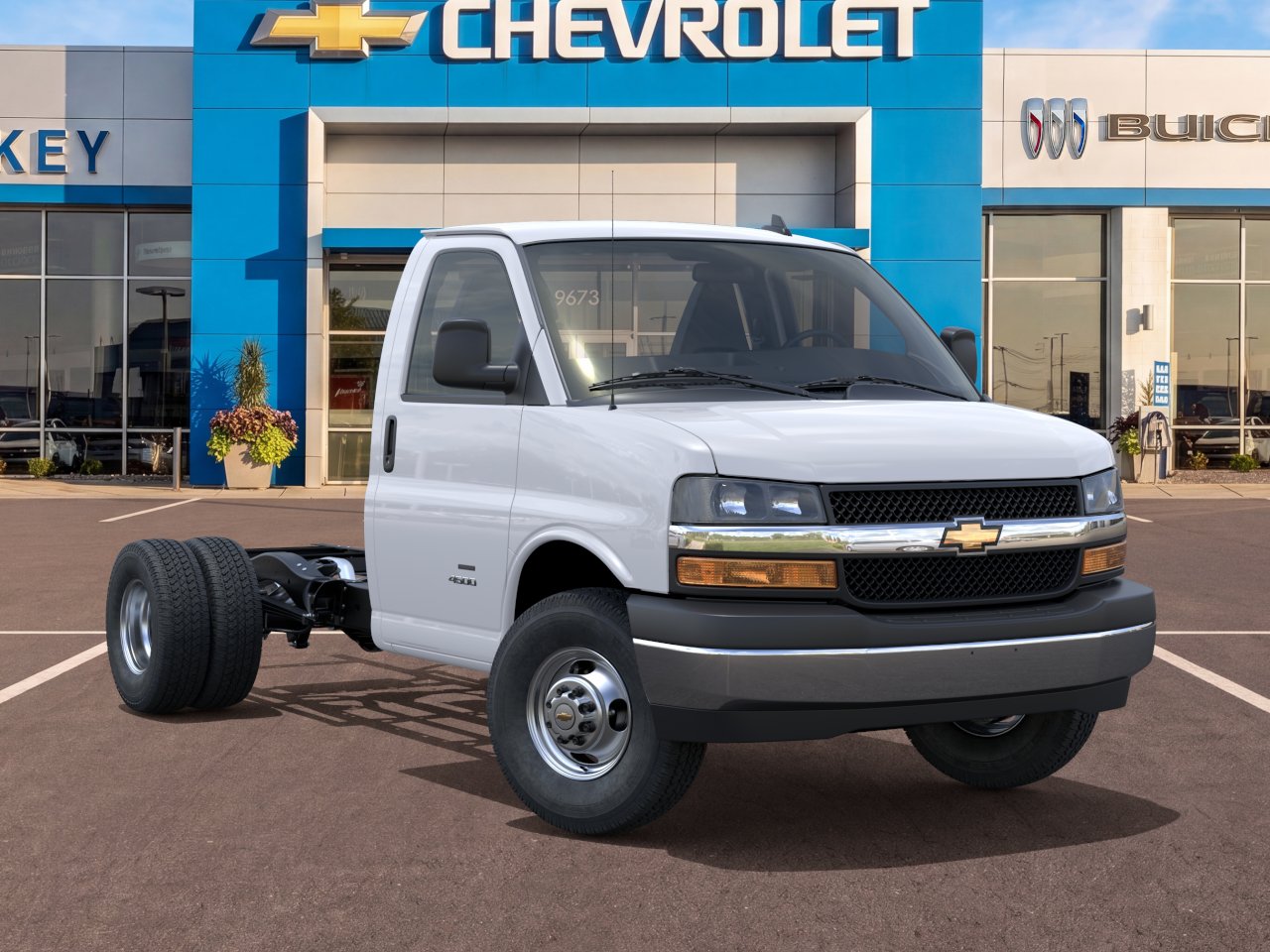 New 2025 Summit White Chevrolet 1WT image 31