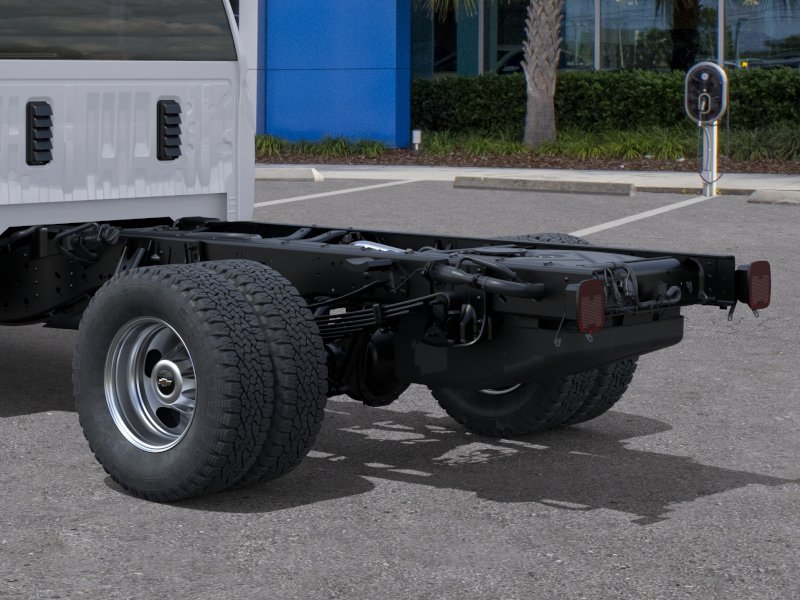 New 2026 Summit White Chevrolet Work Truck image 38