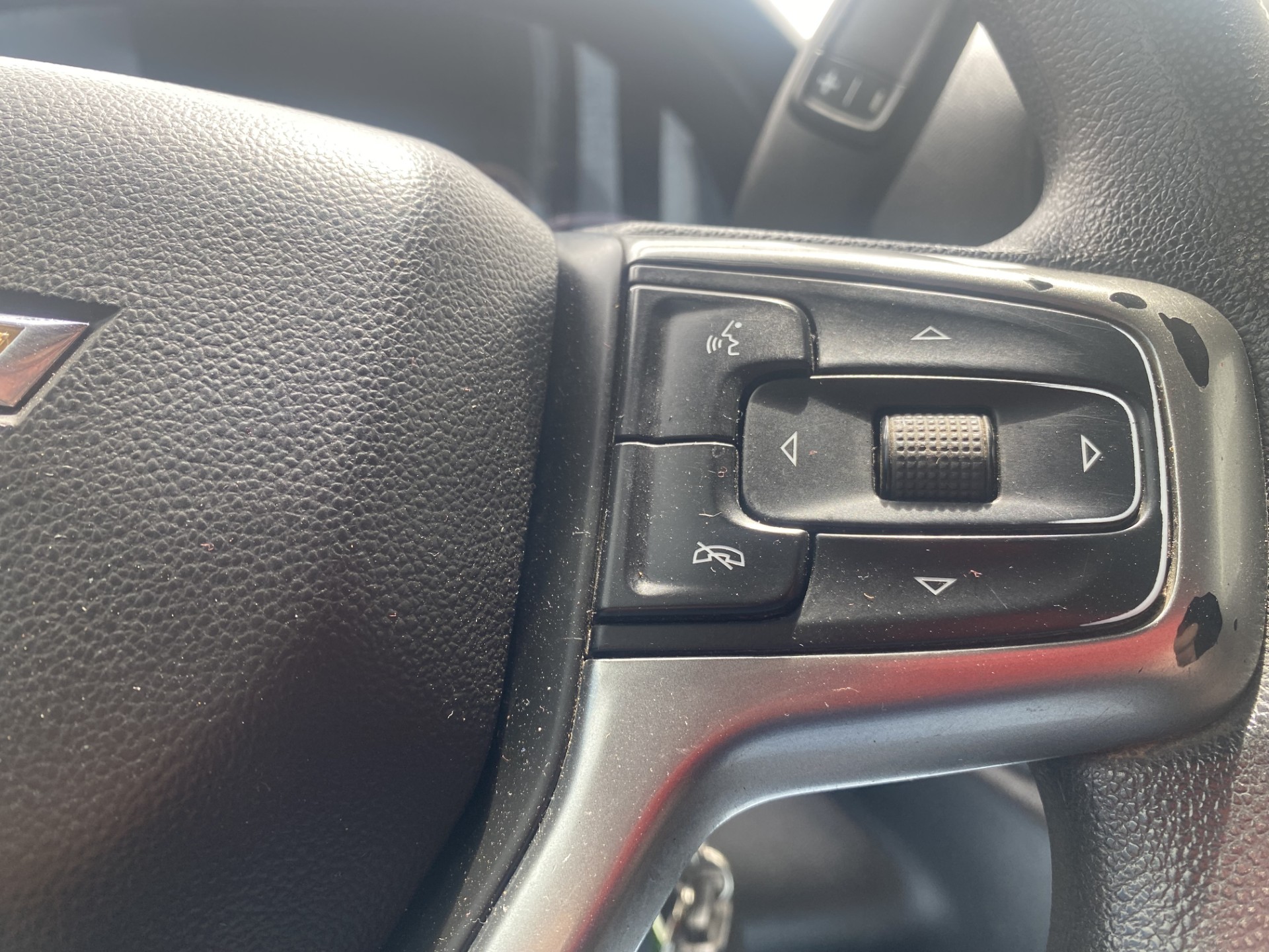 Used 2022 Silver Ice Metallic Chevrolet Custom image 18
