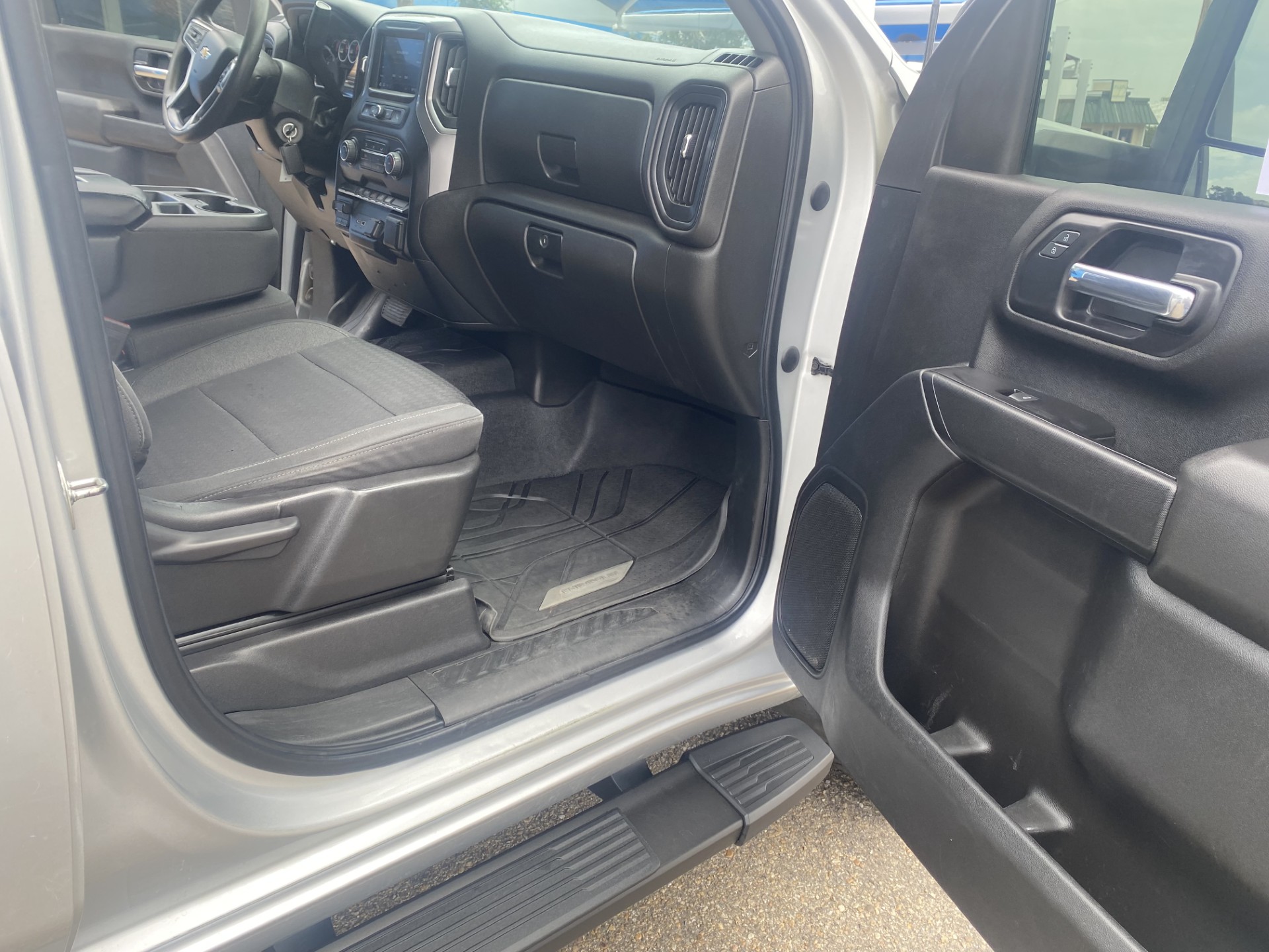 Used 2022 Silver Ice Metallic Chevrolet Custom image 13