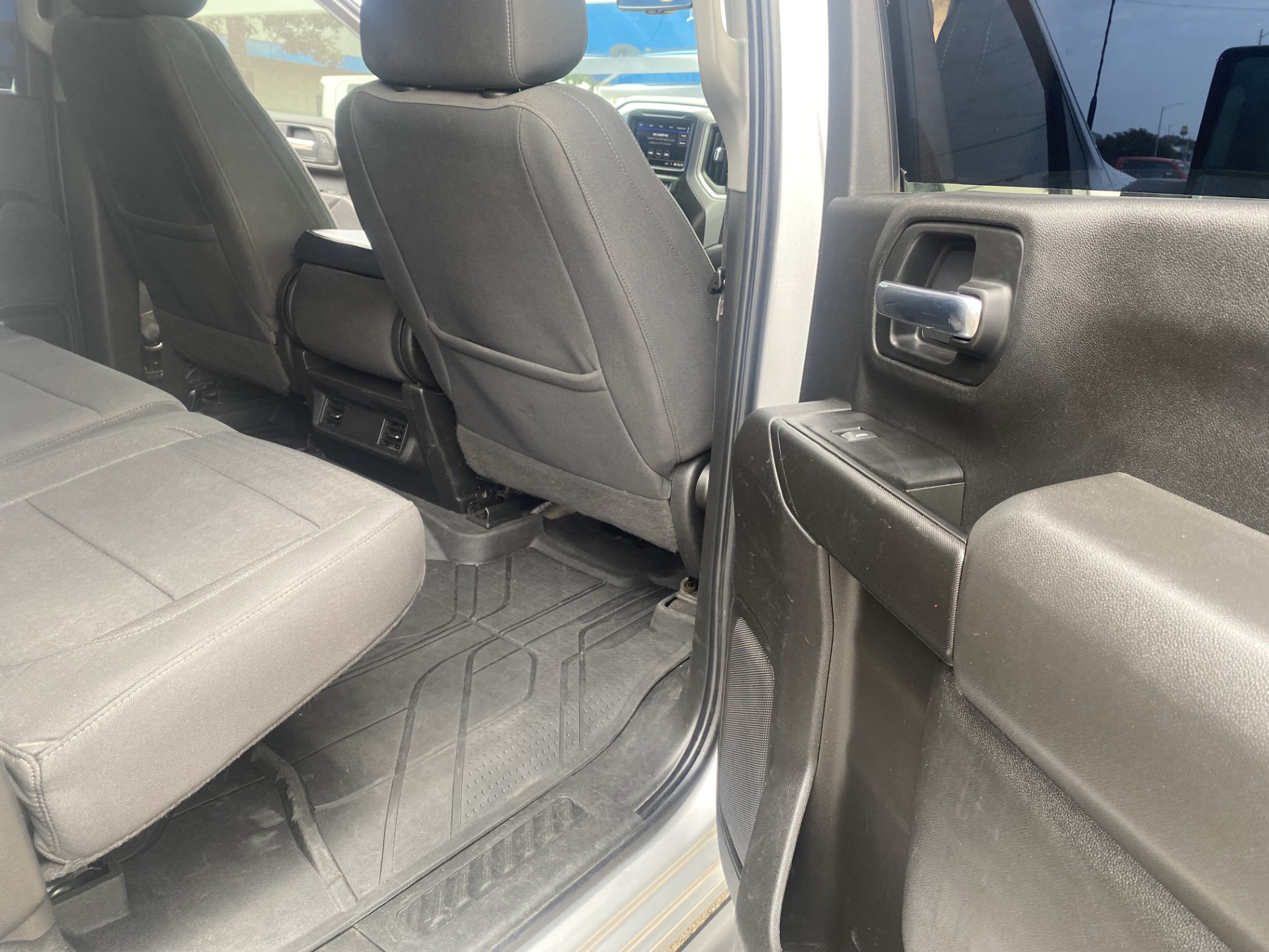 Used 2022 Silver Ice Metallic Chevrolet Custom image 14