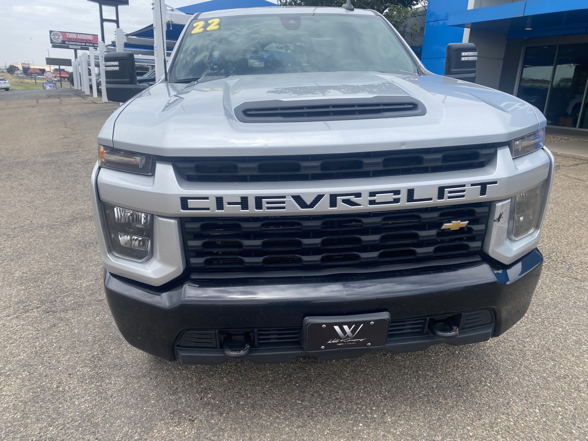 Used 2022 Silver Ice Metallic Chevrolet Custom image 3