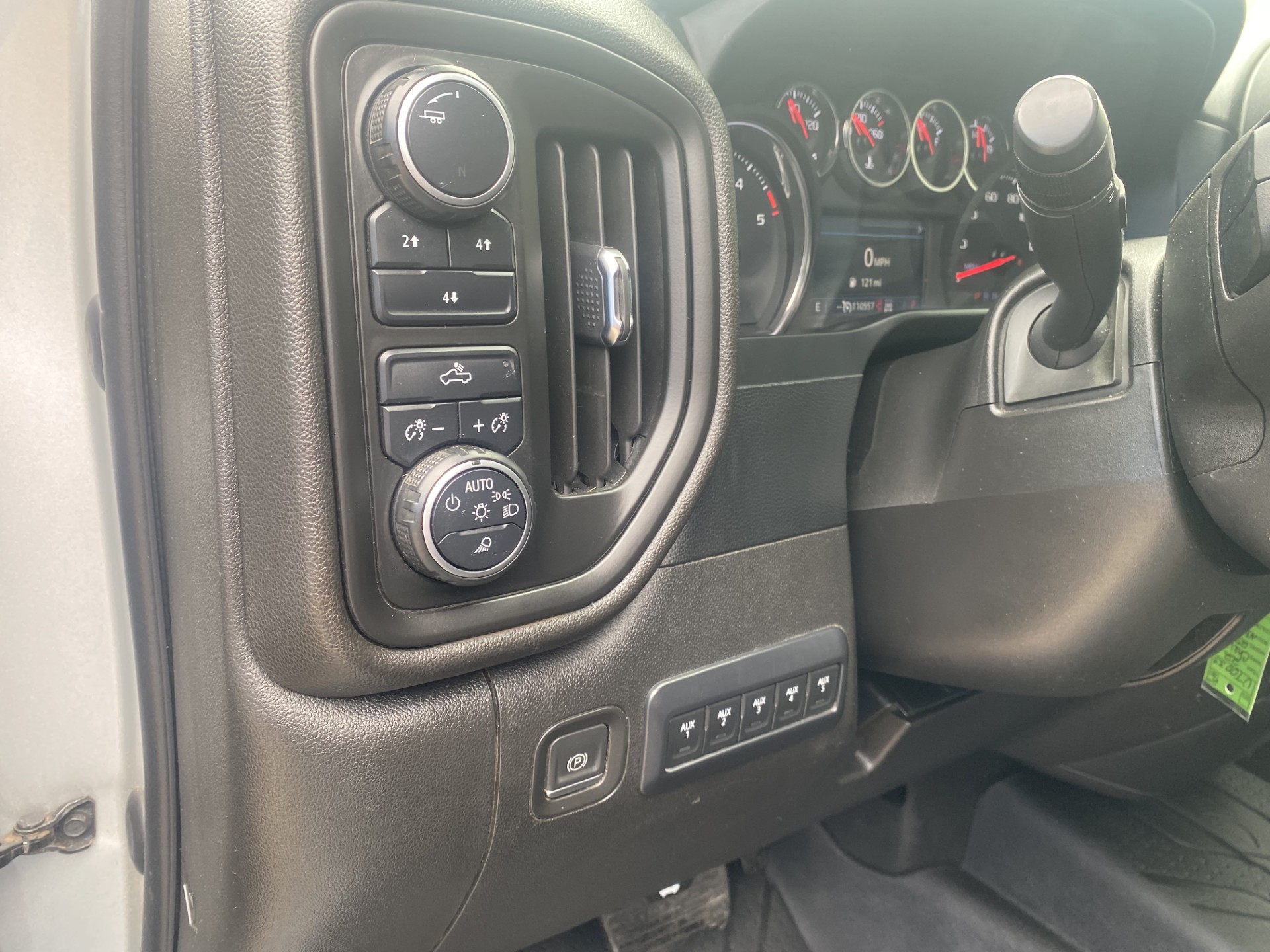 Used 2022 Silver Ice Metallic Chevrolet Custom image 15