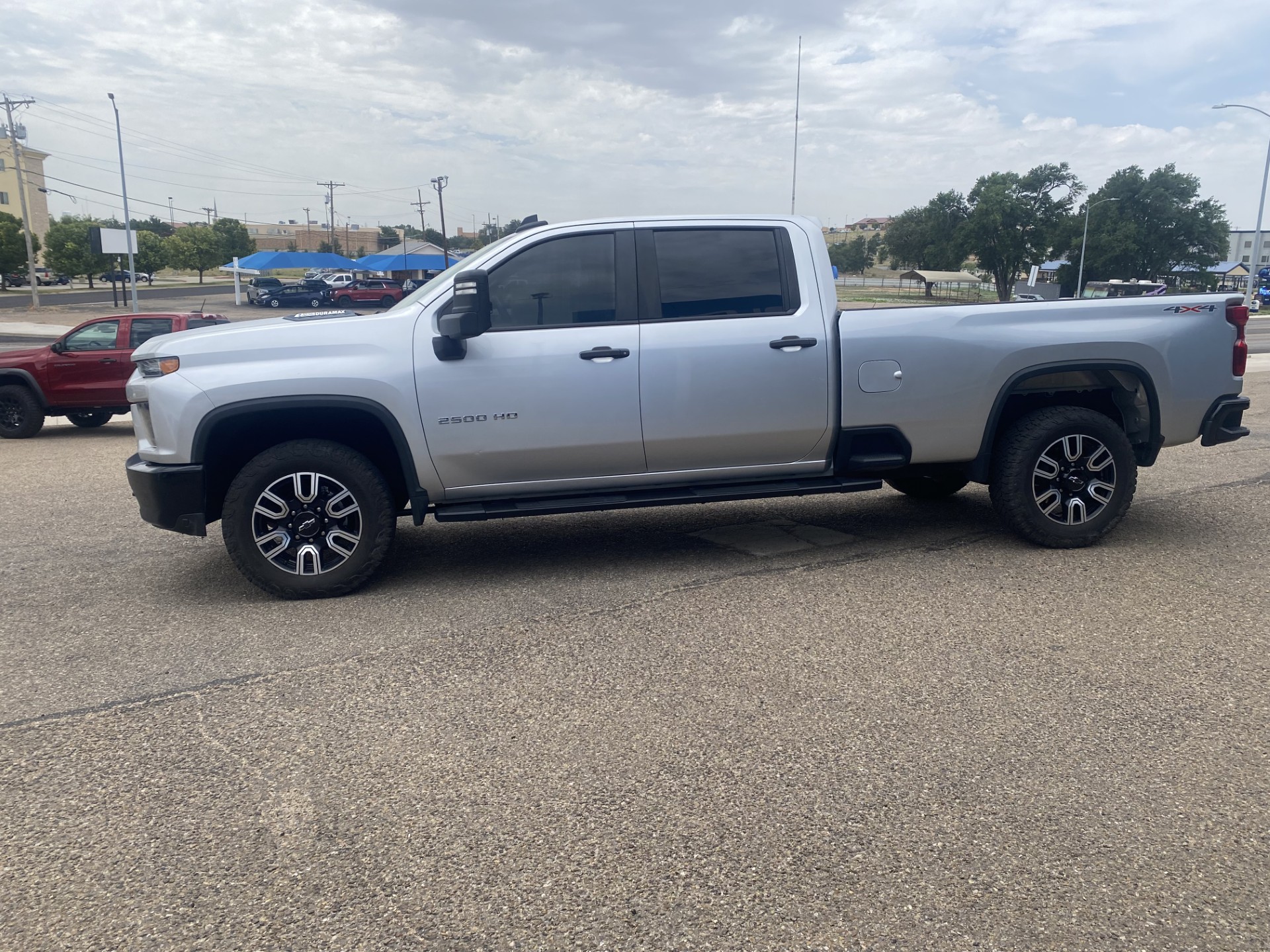 Used 2022 Silver Ice Metallic Chevrolet Custom image 5