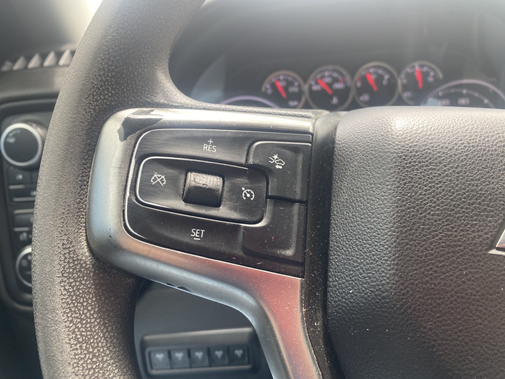 Used 2022 Silver Ice Metallic Chevrolet Custom image 17