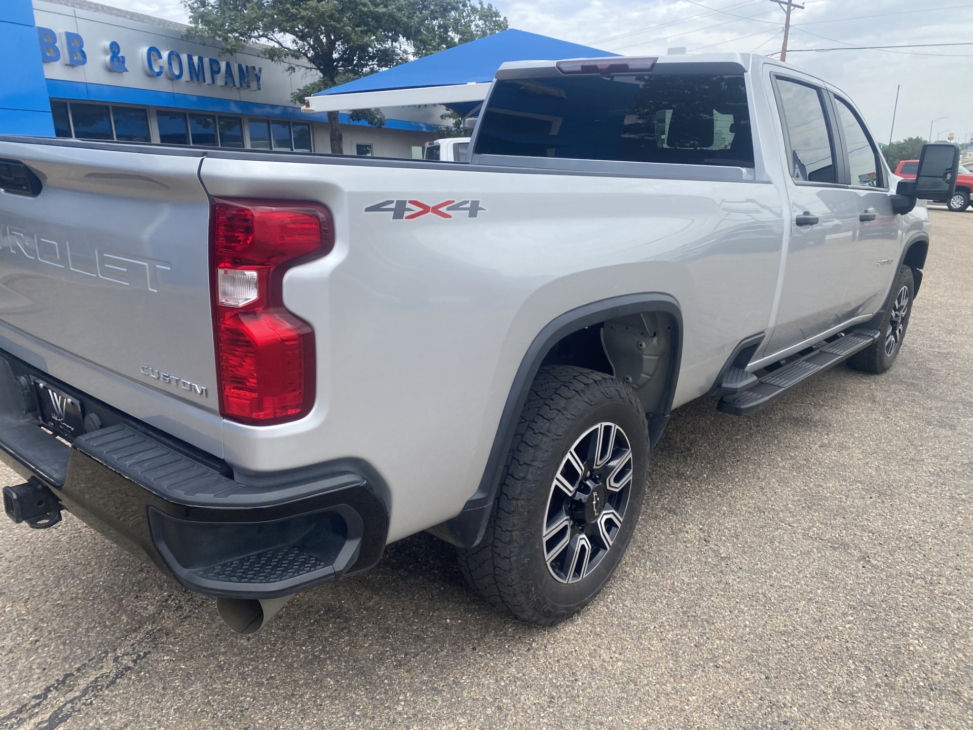 Used 2022 Silver Ice Metallic Chevrolet Custom image 8
