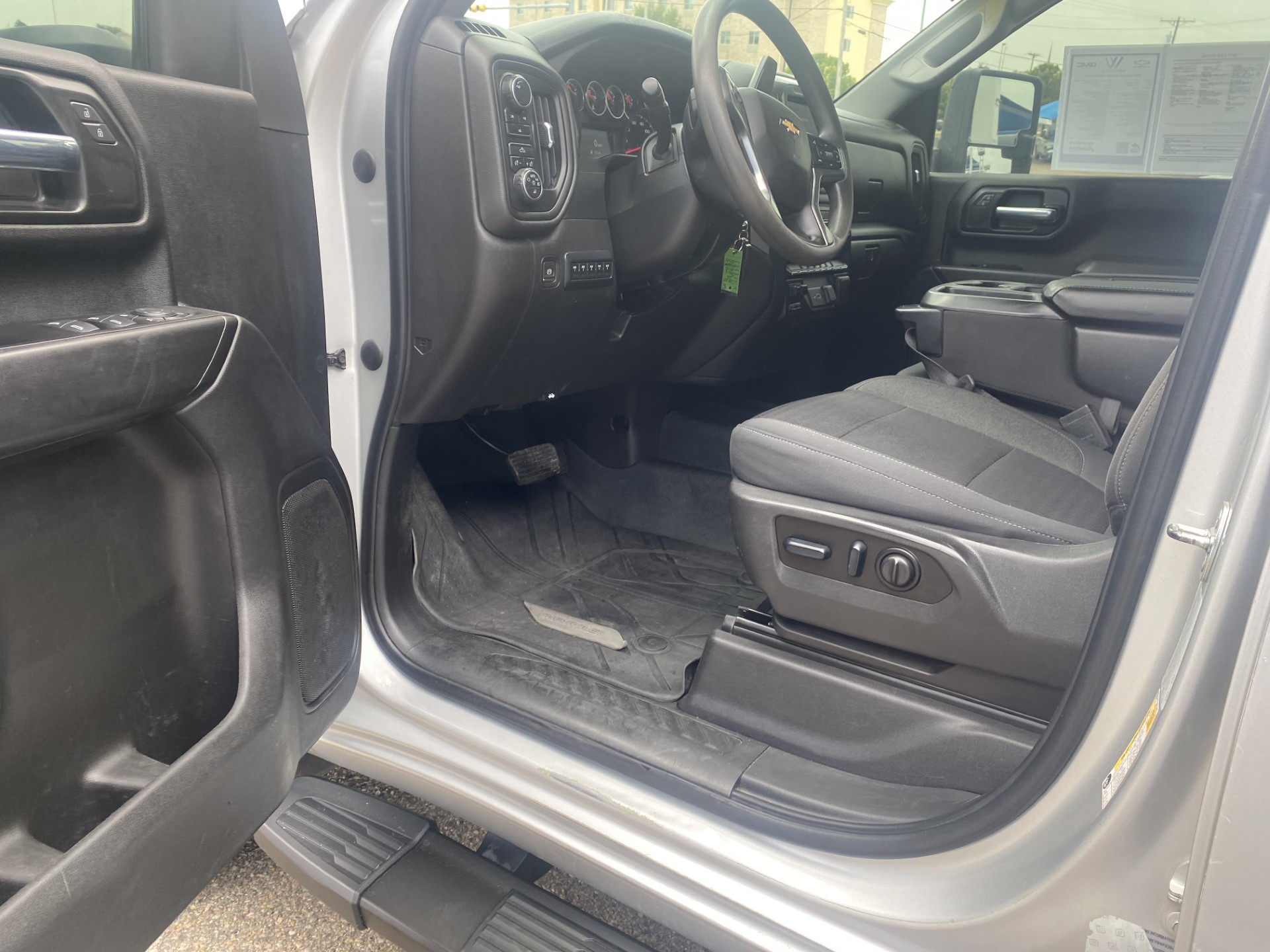 Used 2022 Silver Ice Metallic Chevrolet Custom image 11