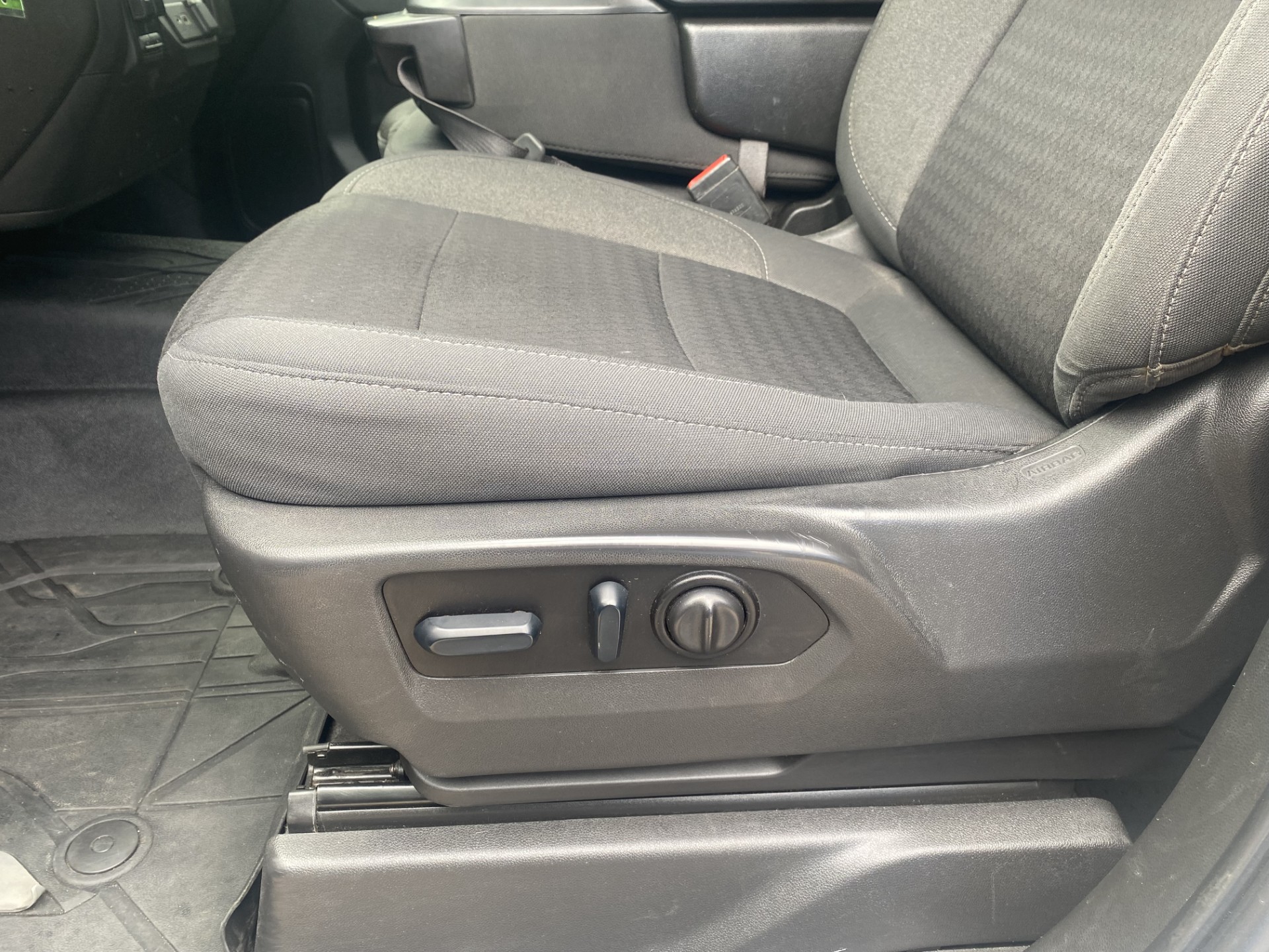 Used 2022 Silver Ice Metallic Chevrolet Custom image 10