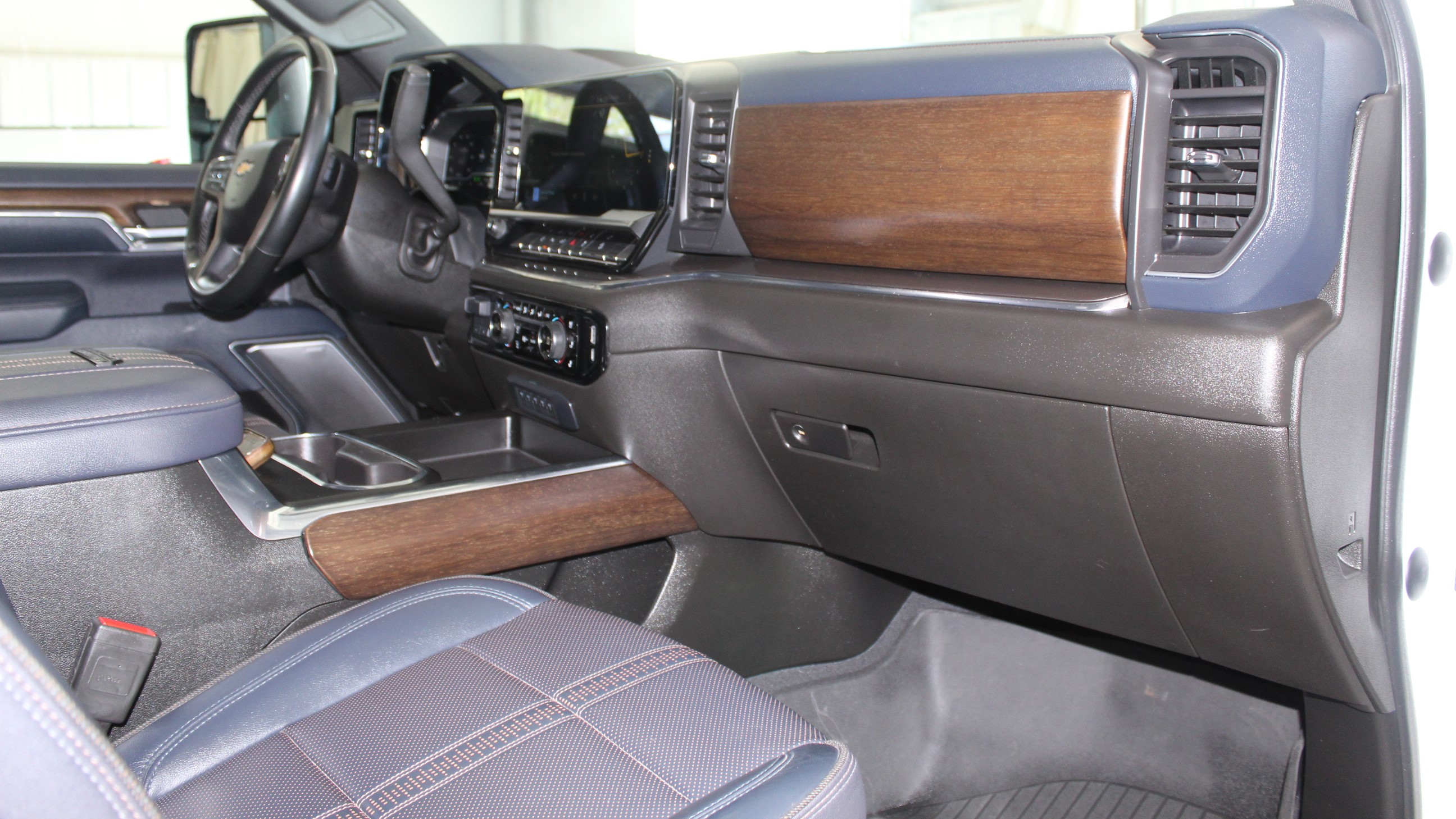 2024 Chevrolet Silverado 2500HD High Country photo 13