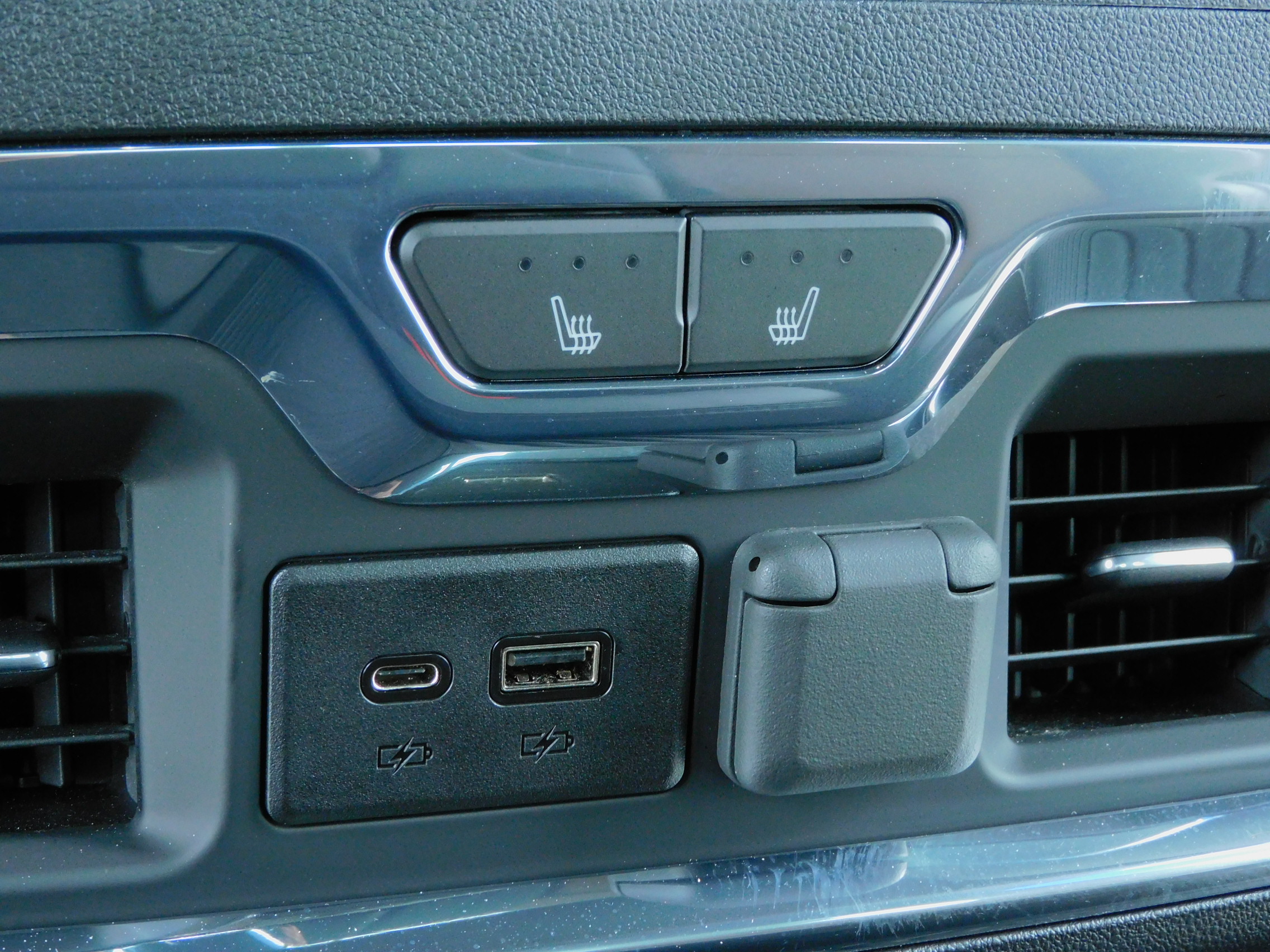2023 Chevrolet Silverado 3500HD High Country photo 2