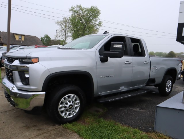 Used 2021 Silver Ice Metallic Chevrolet LT image 4