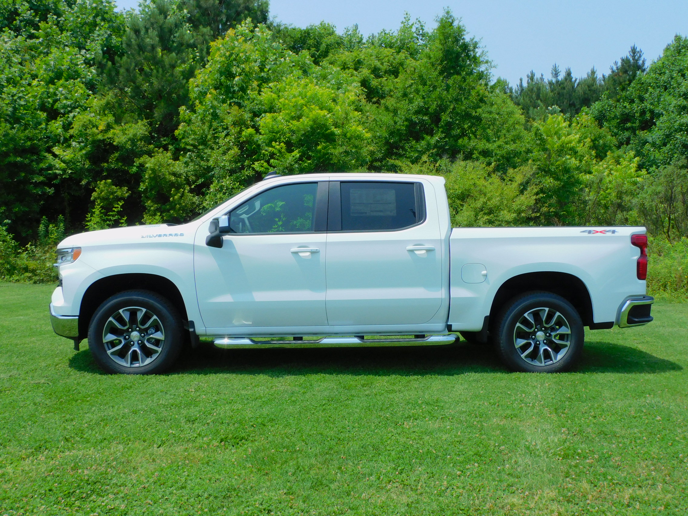 2025 Chevrolet Silverado 1500 LT photo 4