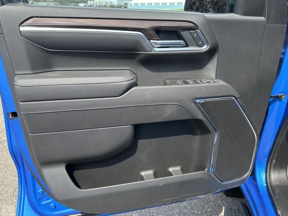 2025 Chevrolet Silverado 1500 LT photo 6