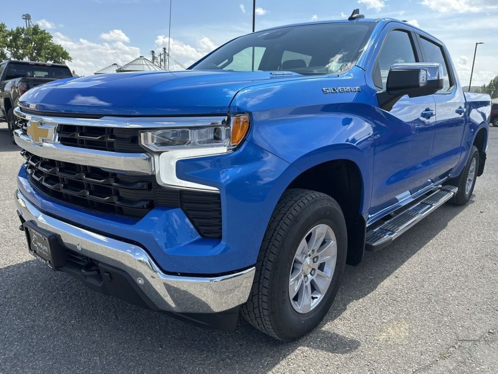 2025 Chevrolet Silverado 1500 LT photo 3