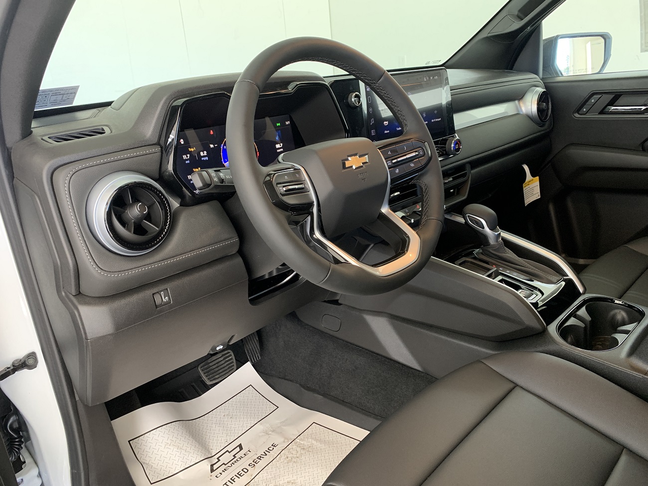 2024 Chevrolet Colorado LT photo 11