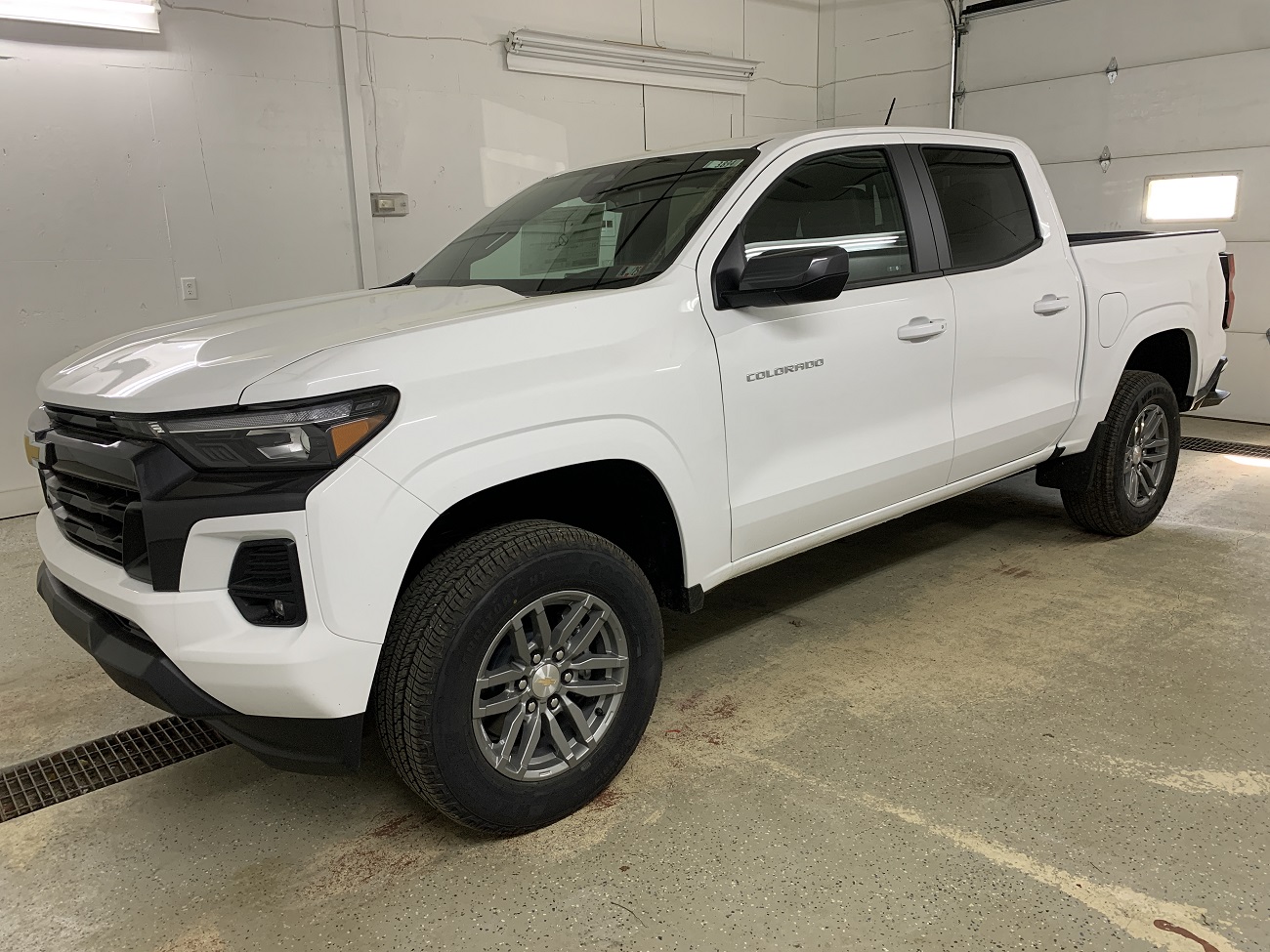 2024 Chevrolet Colorado LT photo 3