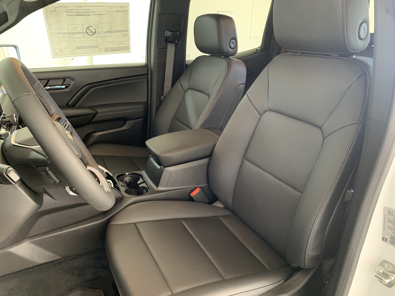 2024 Chevrolet Colorado LT photo 12