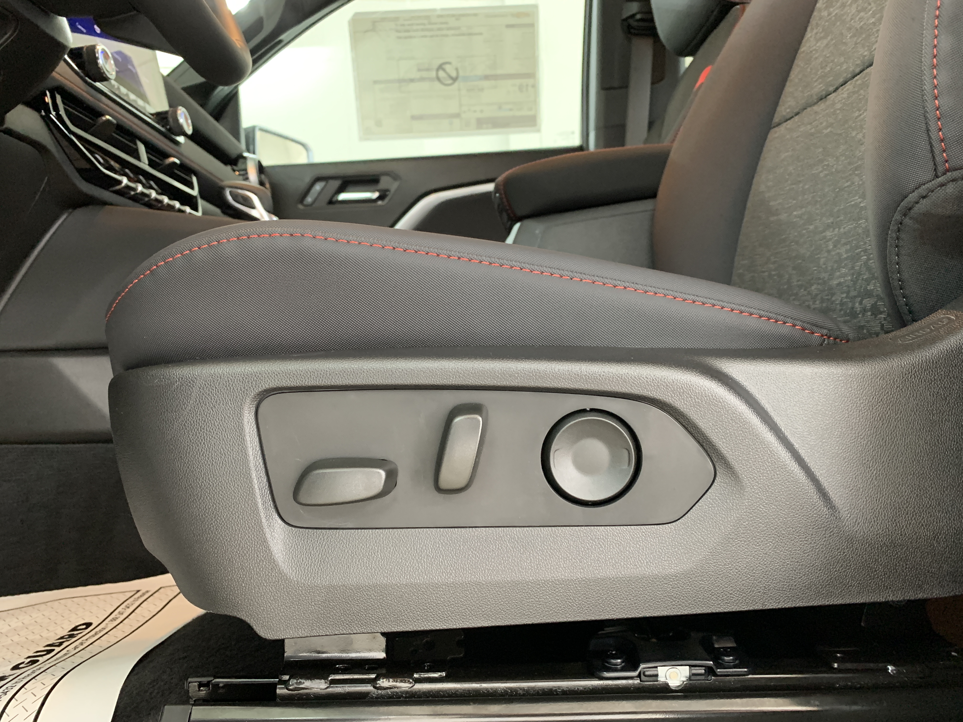 2025 Chevrolet Colorado Z71 - Photo 17