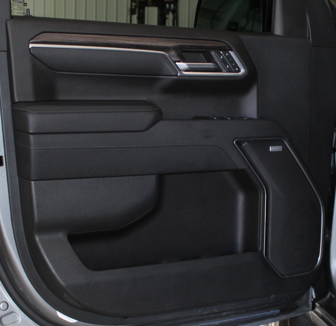 2023 Chevrolet Silverado 1500 LTZ photo 2