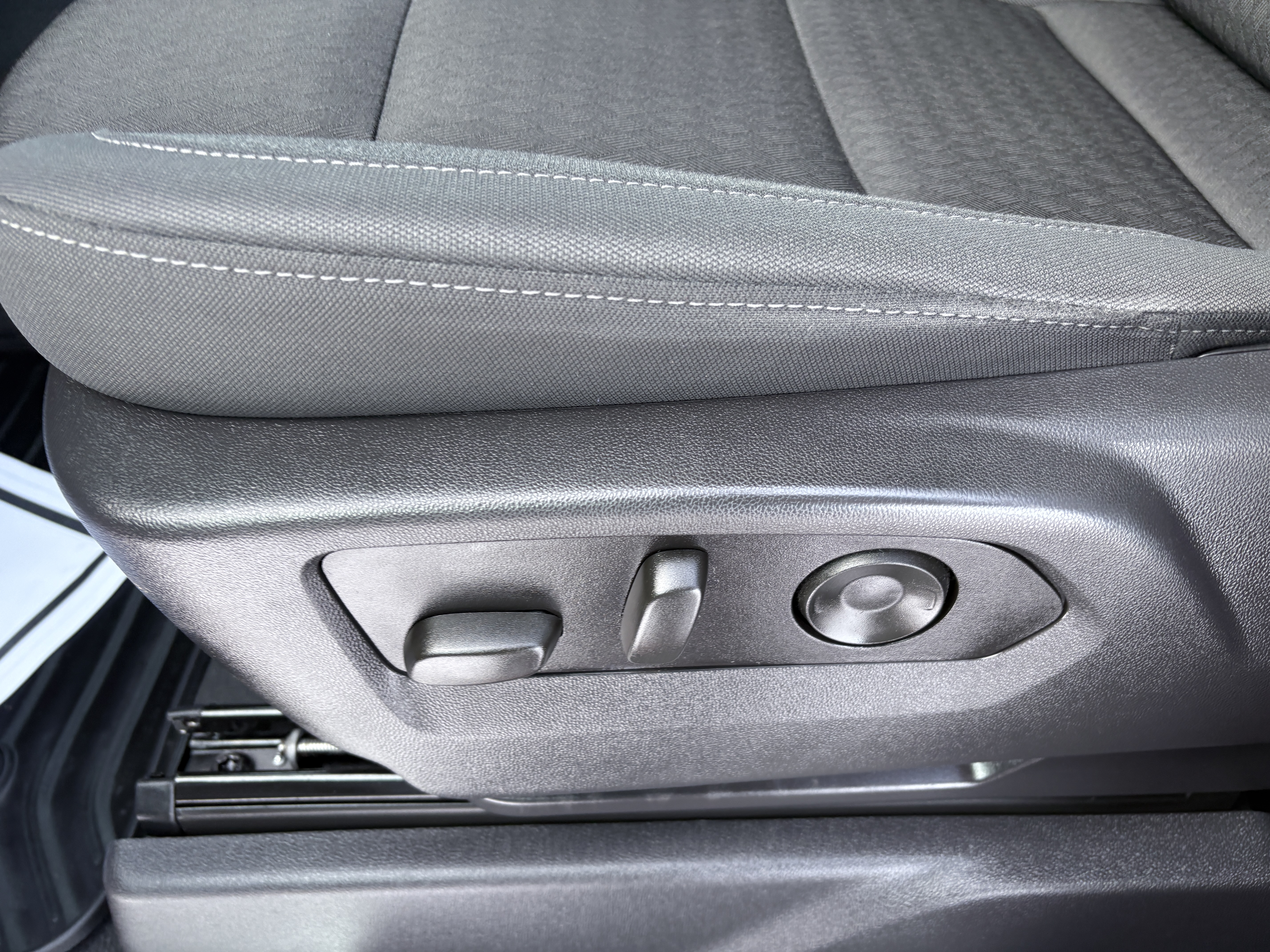 2025 Chevrolet Silverado 1500 LT - Photo 9